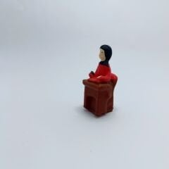 Masada Oturan Bayan Figürü - Kırmızı - Teraryum malzemesi
