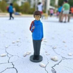 Sırt Çantalı Erkek Öğrenci - Teraryum malzemesi