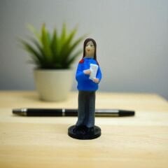 Sırt Çantalı Kız Öğrenci-Teraryum Malzemesi