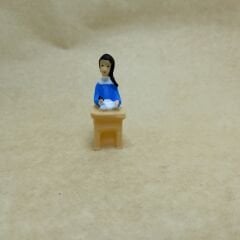 Sırada Oturan Kız Öğrenci - Teraryum malzemesi