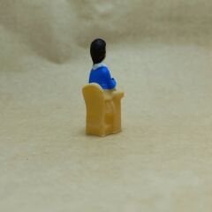 Sırada Oturan Kız Öğrenci - Teraryum malzemesi