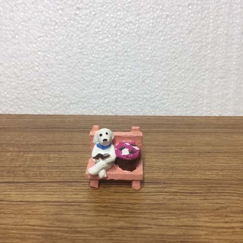 Bankta Kitap Okuyan Köpek