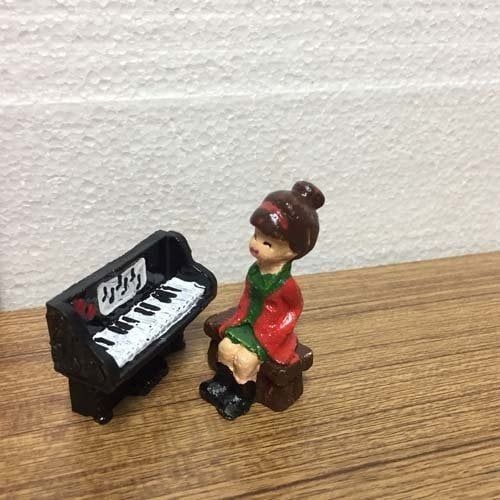 Piyano Çalan Bayan Obje