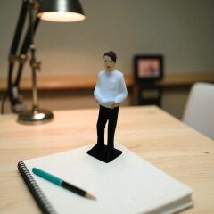 Kitap Okuyan  Erkek Figürü  -Teraryum Malzemesi