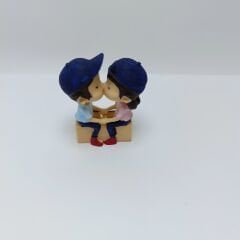 Şapkalı öpüşen çift