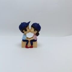 Şapkalı öpüşen çift