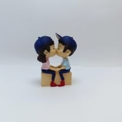 Şapkalı öpüşen çift