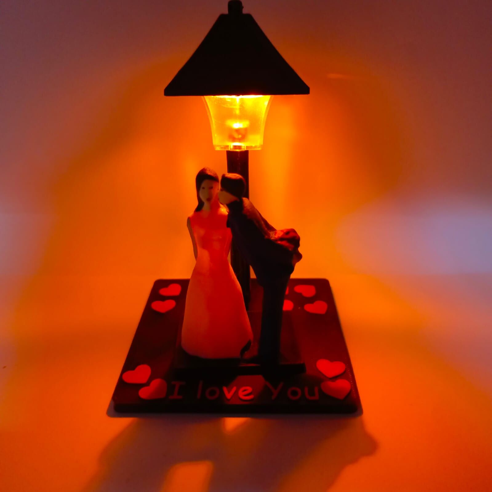 Lambalı Romantik Öpüşen Çift Biblo (Kutulu)