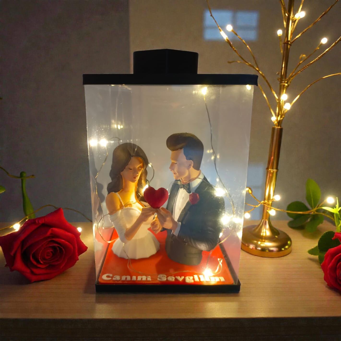 Işıklı Kalp Tutan Çift Biblo (Kutulu)