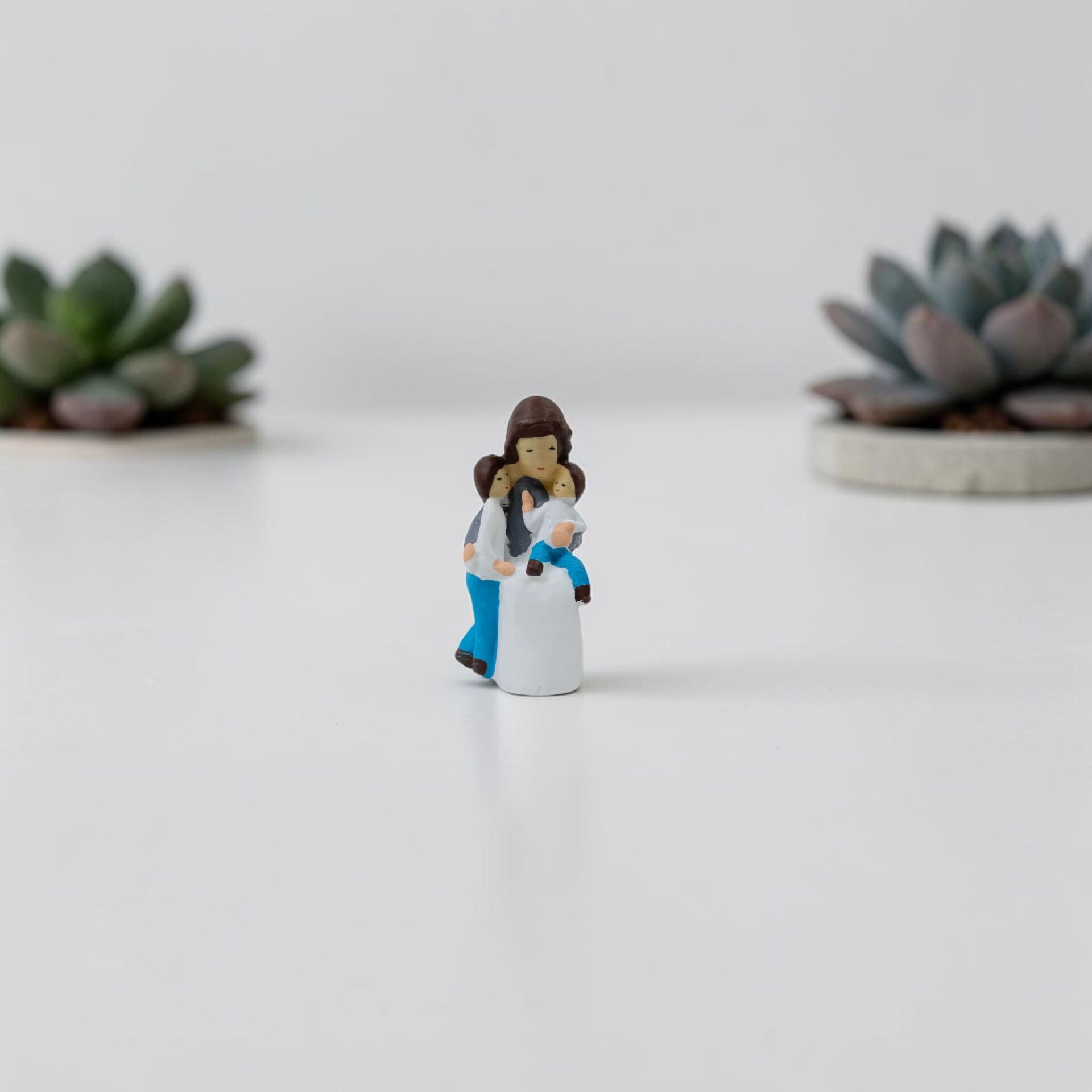 İki Çocuklu Oturan Anne -7.5cm- Teraryum Malzemesi