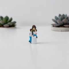İki Çocuklu Oturan Anne -7.5cm- Teraryum Malzemesi