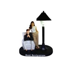 Minyatür Sokak Lambalı Koltukta Çift