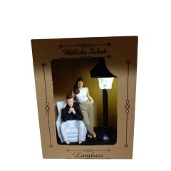 Minyatür Sokak Lambalı Koltukta Çift