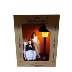 Minyatür Sokak Lambalı Koltukta Çift