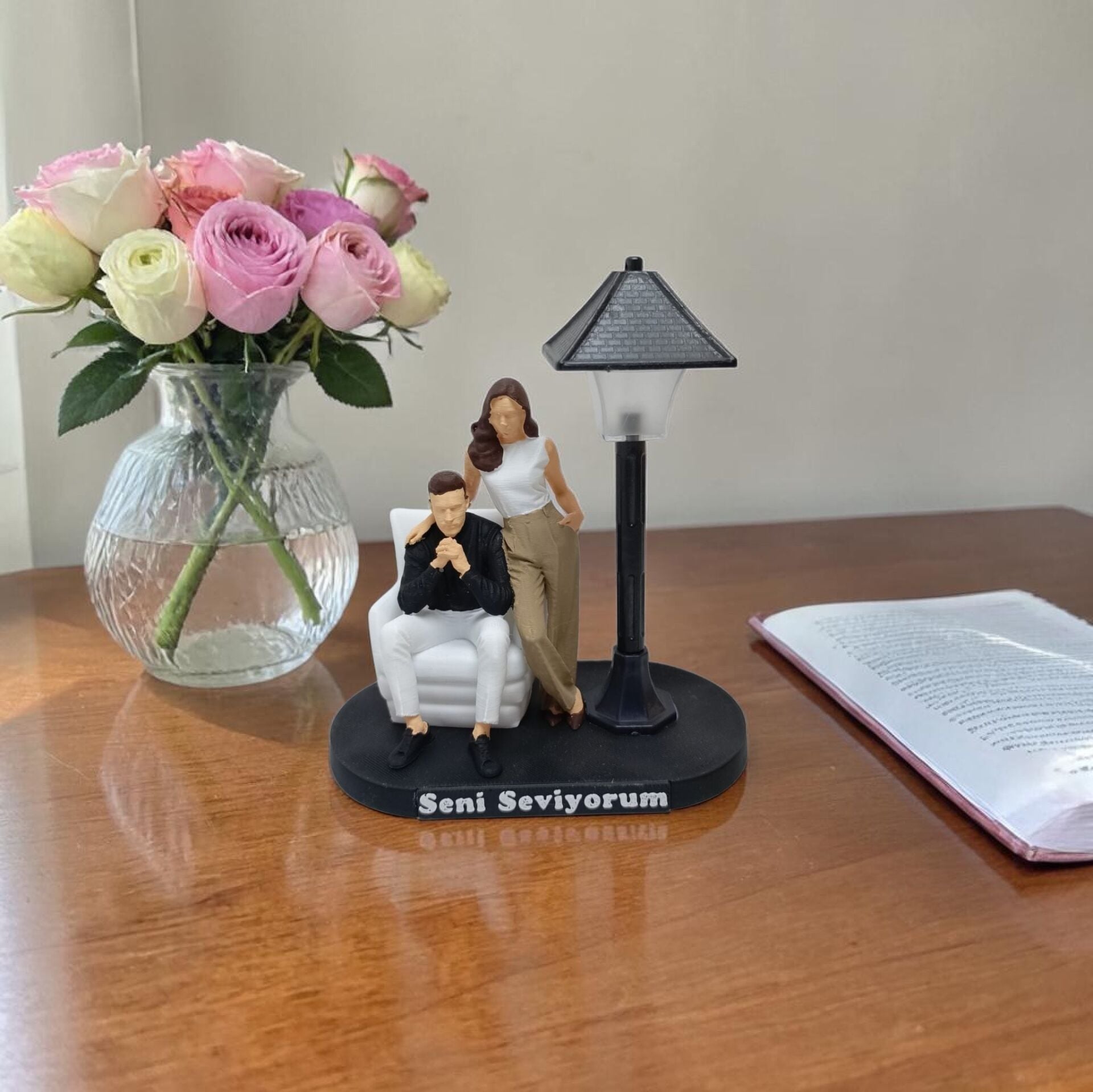 Minyatür Sokak Lambalı Koltukta Çift